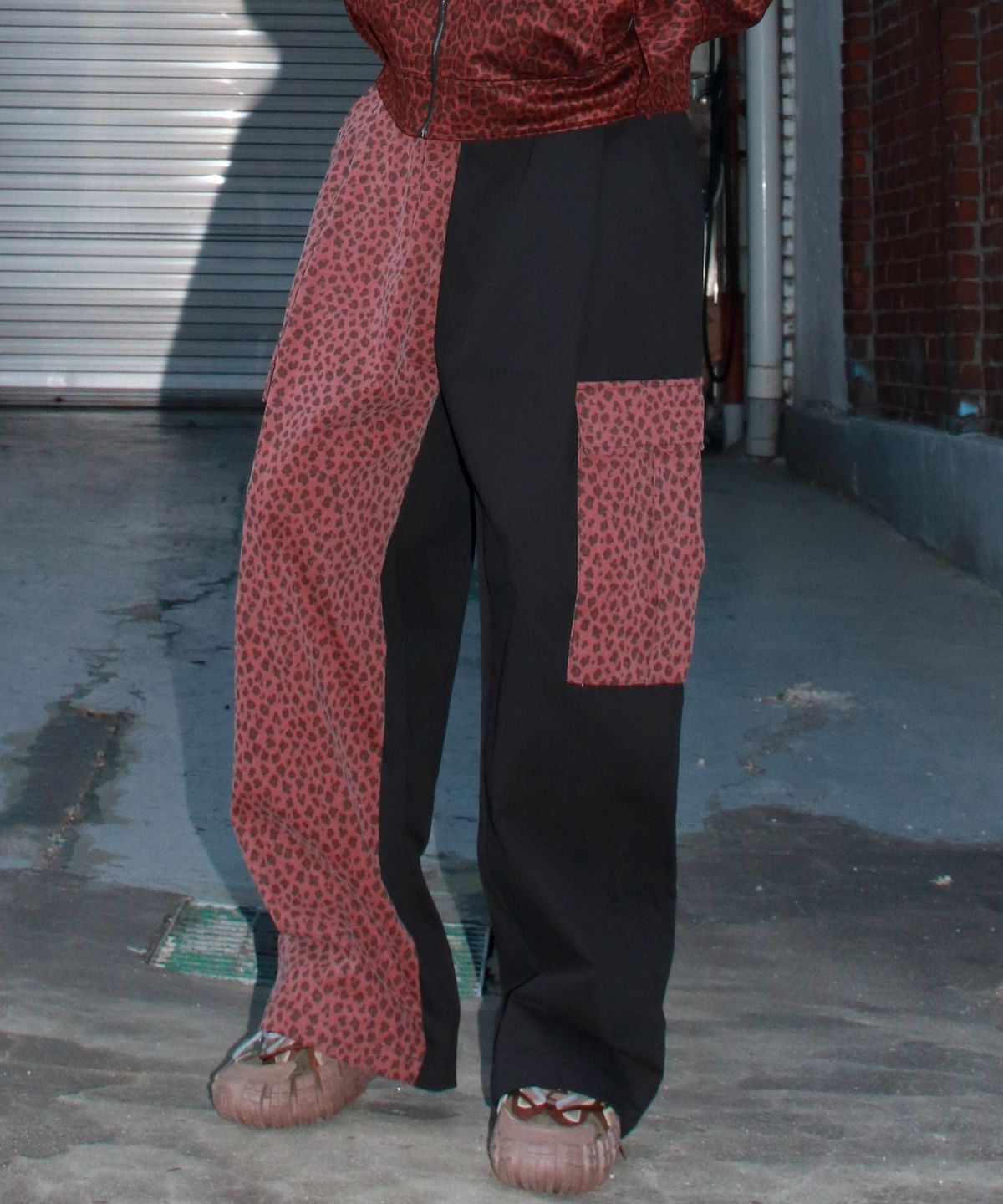 드마크(DEMARC) M Asymmetrical leopard Cargo Wide track pants - Burgundy & Black