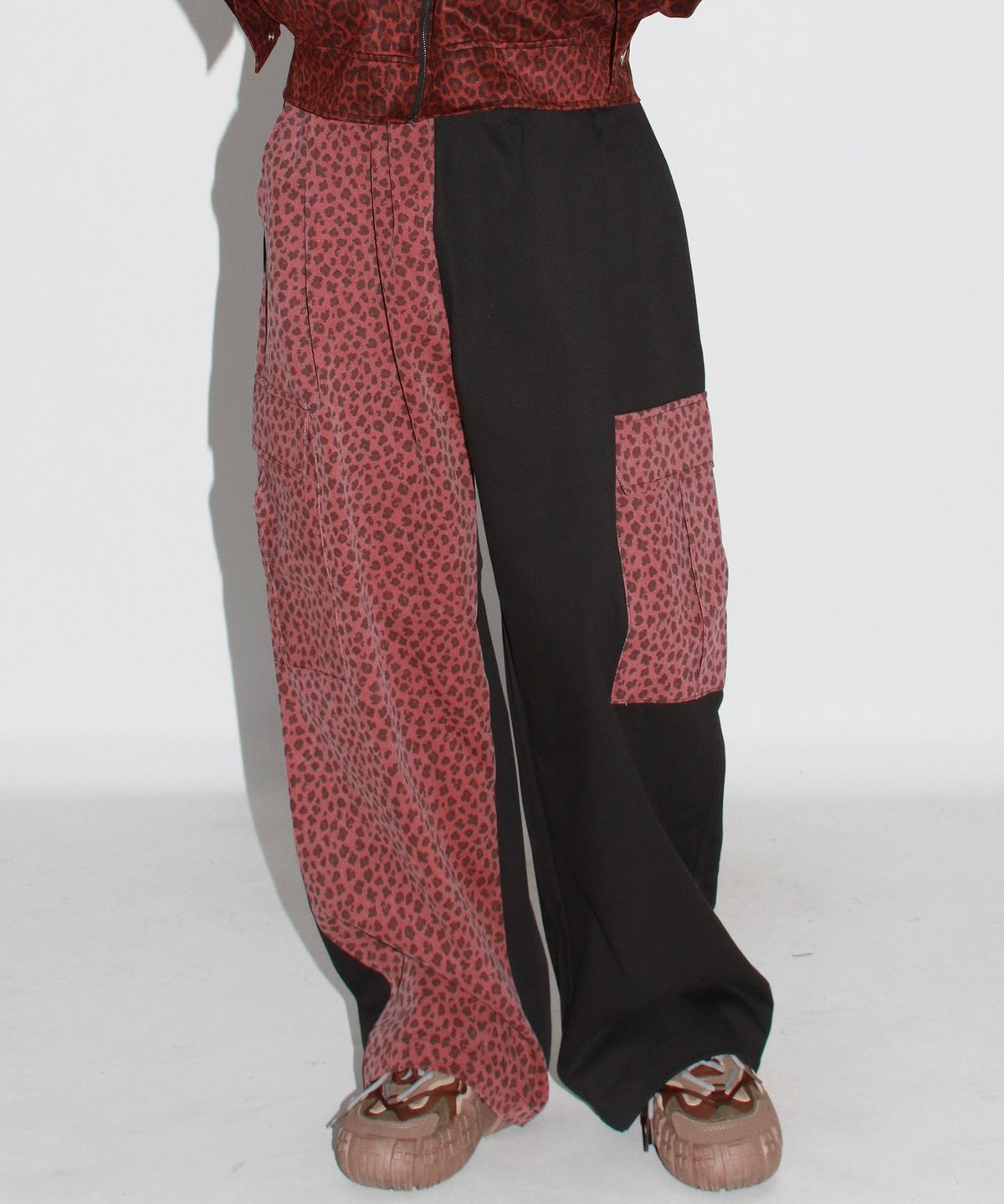 드마크(DEMARC) M Asymmetrical leopard Cargo Wide track pants - Burgundy & Black