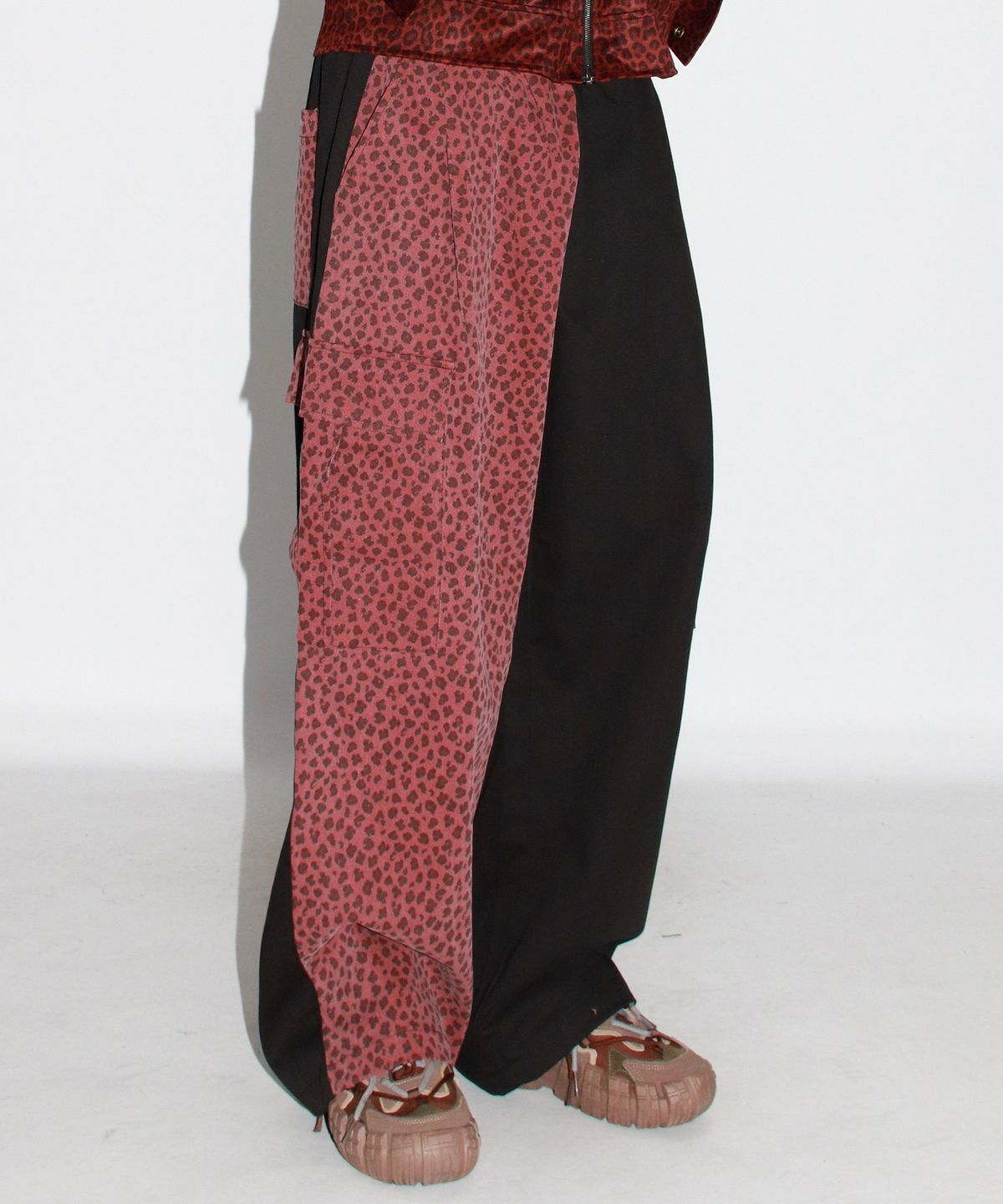 드마크(DEMARC) M Asymmetrical leopard Cargo Wide track pants - Burgundy & Black
