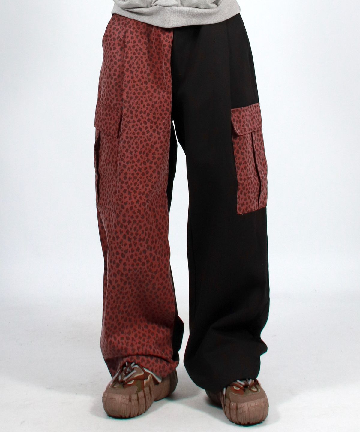 드마크(DEMARC) M Asymmetrical leopard Cargo Wide track pants - Burgundy & Black