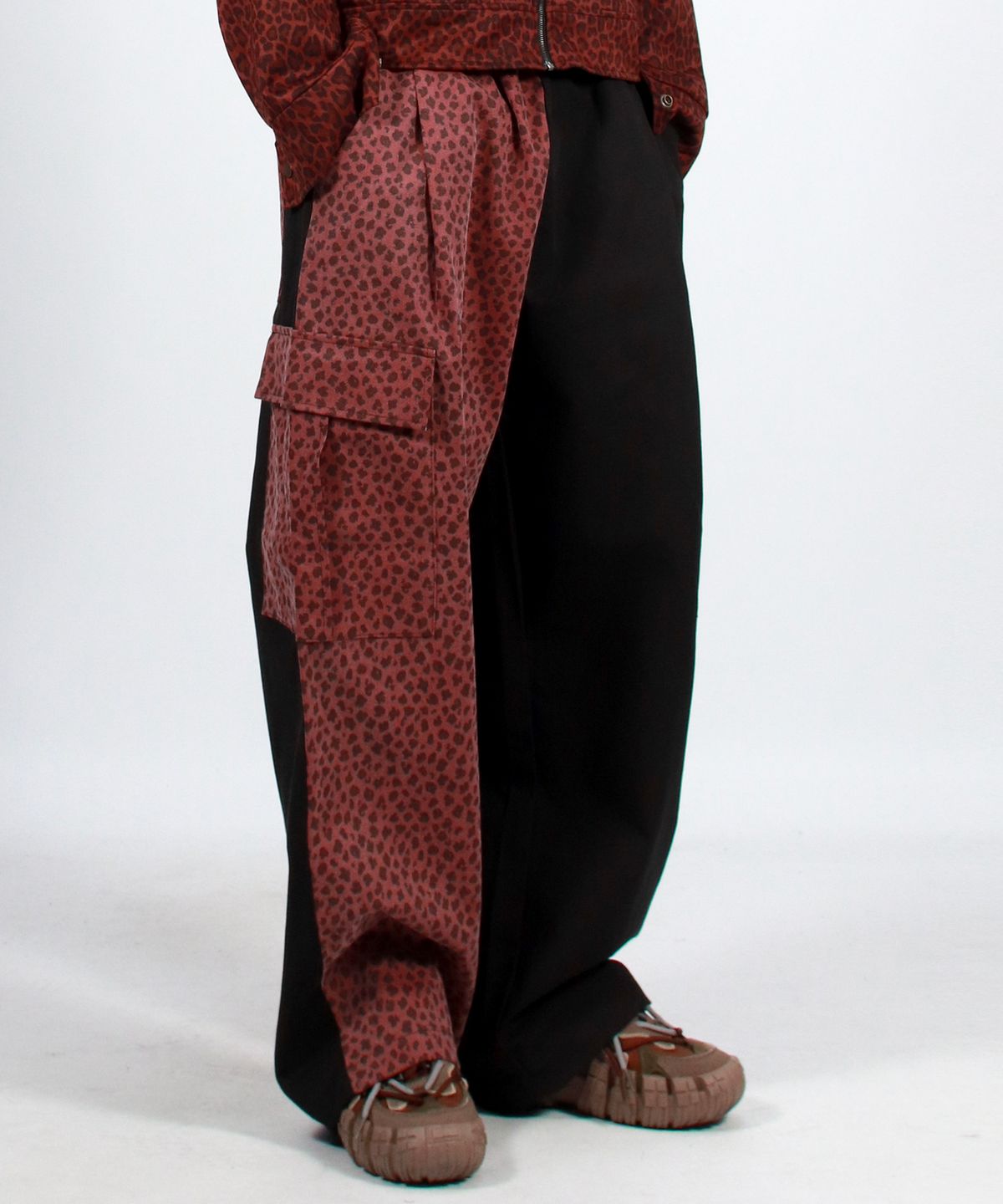 드마크(DEMARC) M Asymmetrical leopard Cargo Wide track pants - Burgundy & Black