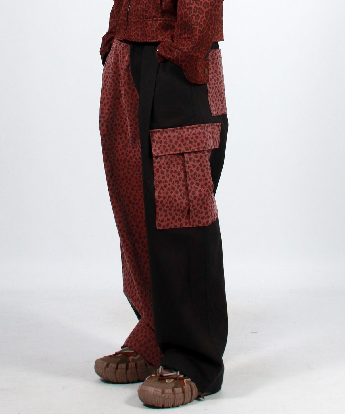 드마크(DEMARC) M Asymmetrical leopard Cargo Wide track pants - Burgundy & Black