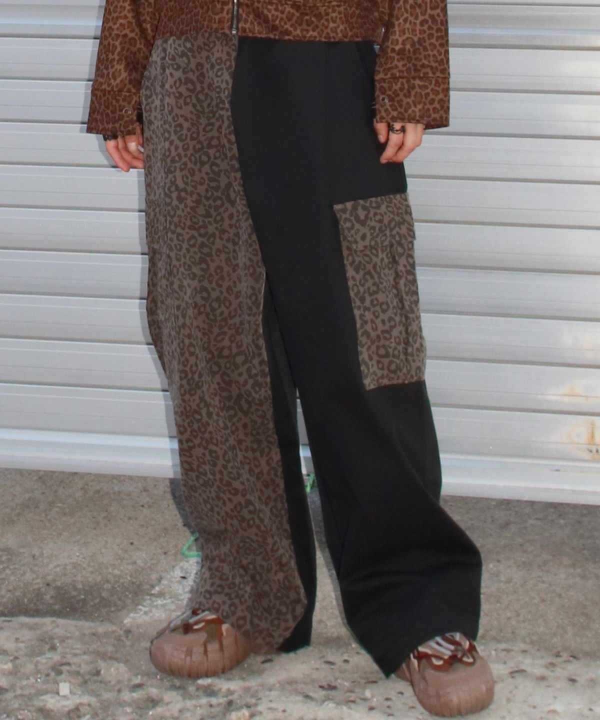 드마크(DEMARC) M Asymmetrical leopard Cargo Wide track pants - Brown & Black