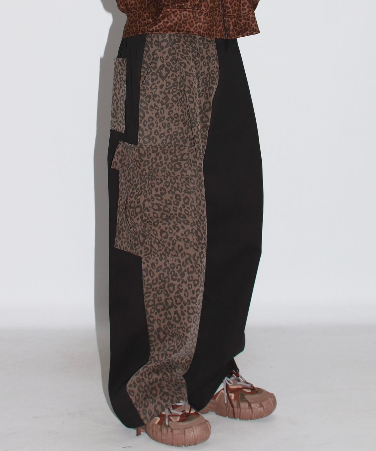 드마크(DEMARC) M Asymmetrical leopard Cargo Wide track pants - Brown & Black