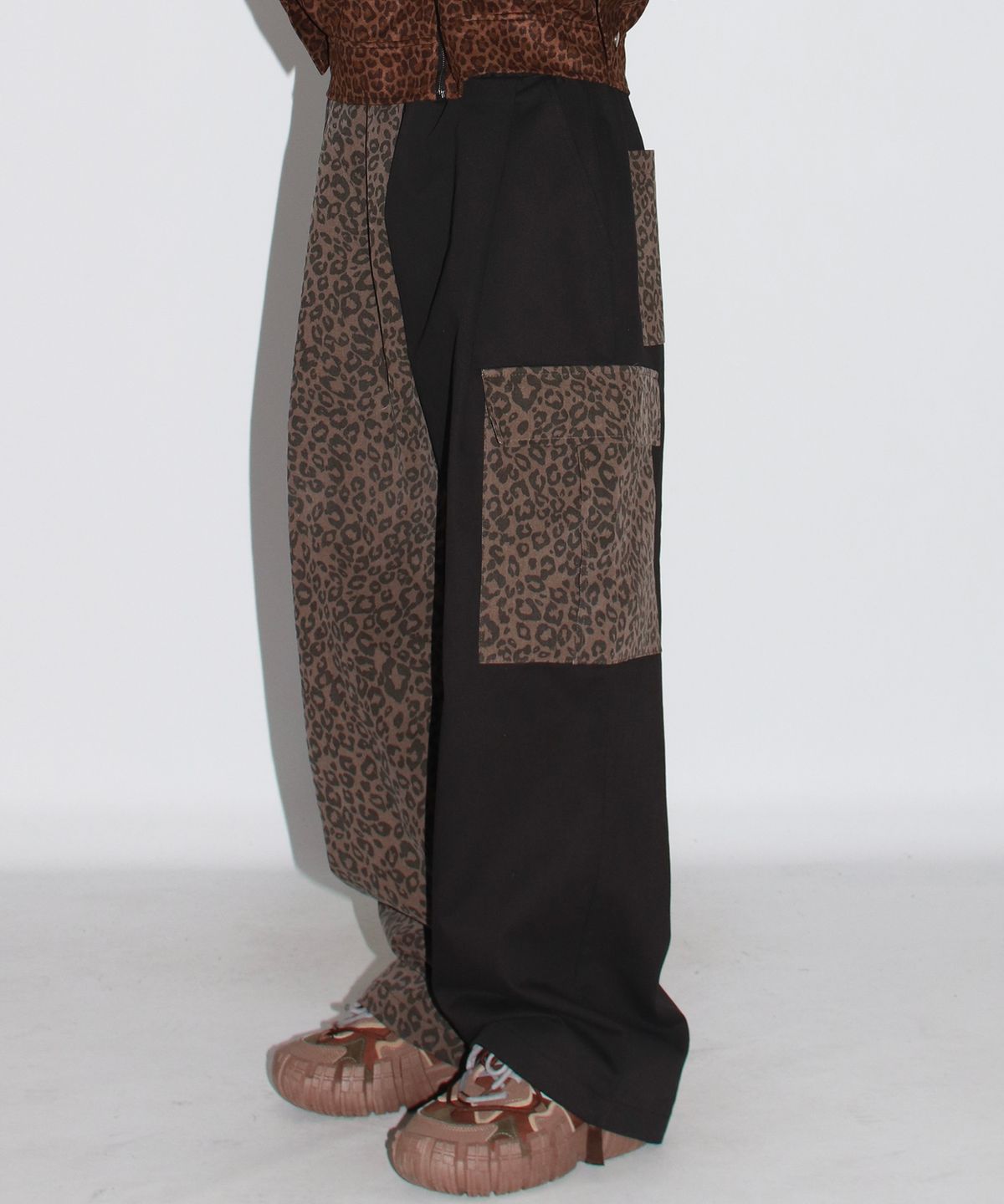 드마크(DEMARC) M Asymmetrical leopard Cargo Wide track pants - Brown & Black