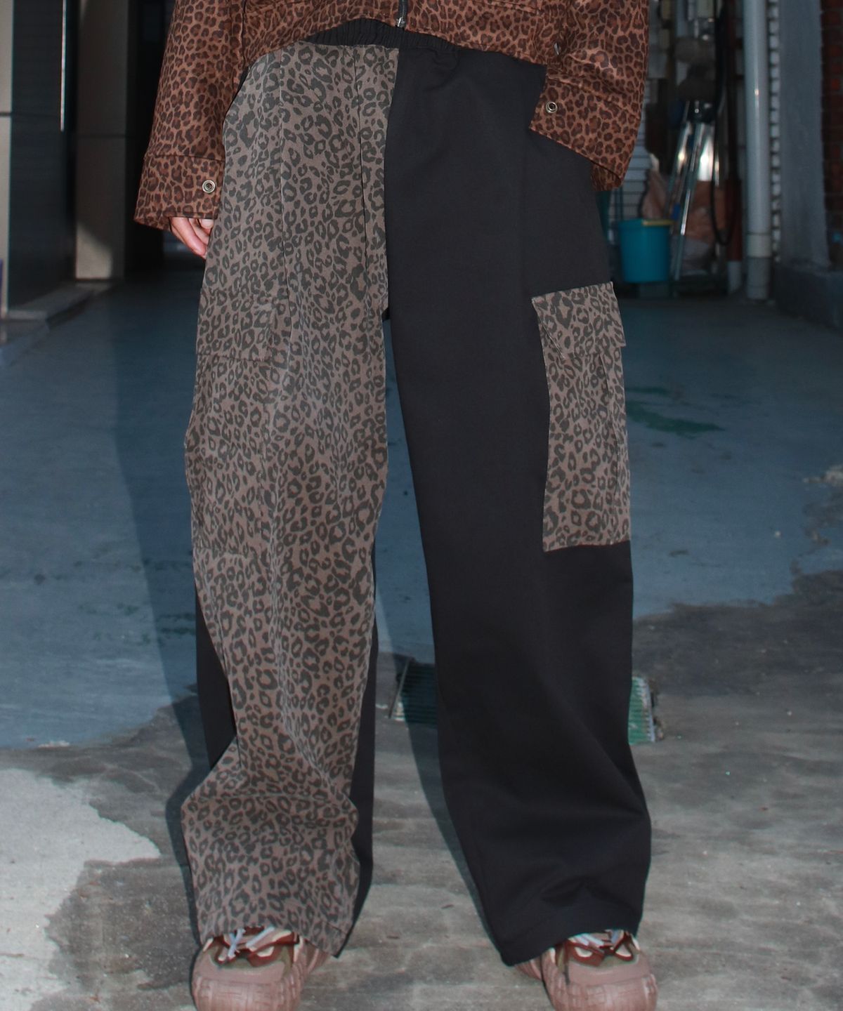 드마크(DEMARC) M Asymmetrical leopard Cargo Wide track pants - Brown & Black