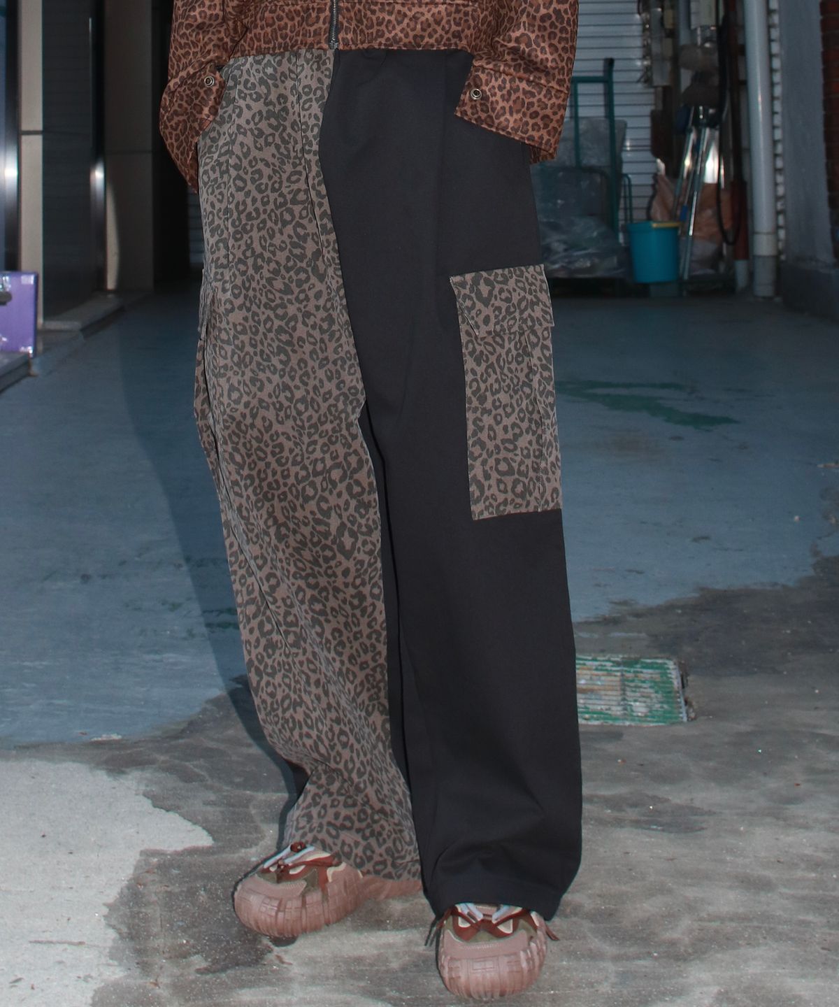 드마크(DEMARC) M Asymmetrical leopard Cargo Wide track pants - Brown & Black