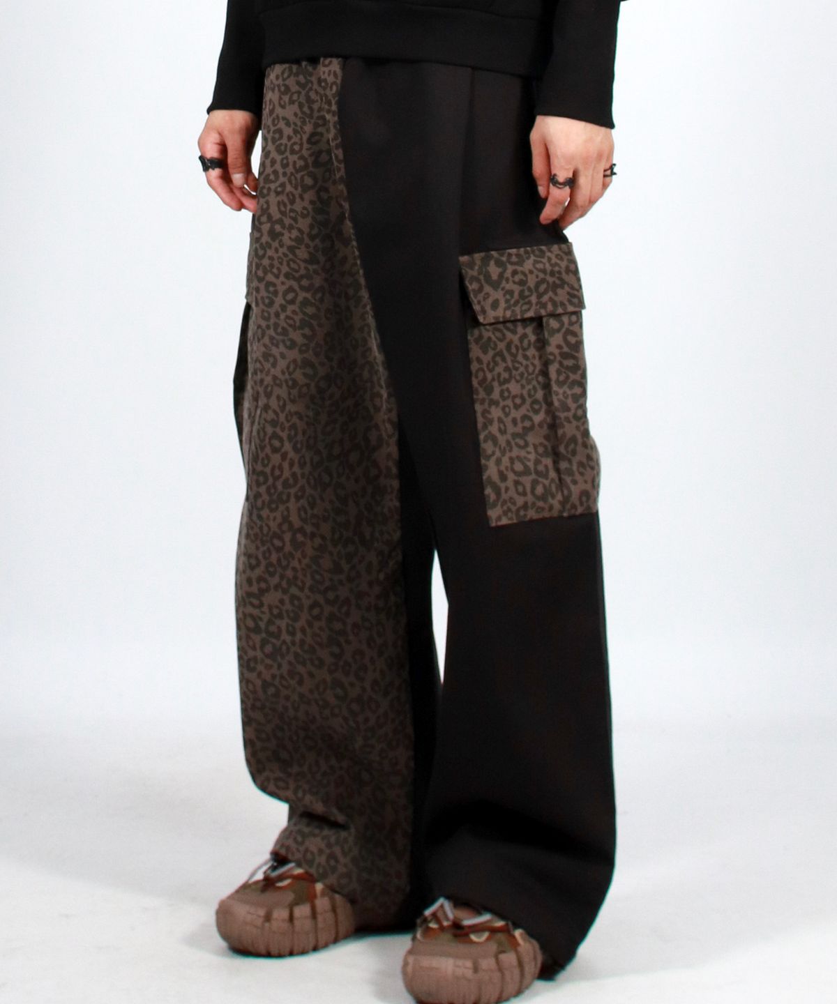 드마크(DEMARC) M Asymmetrical leopard Cargo Wide track pants - Brown & Black