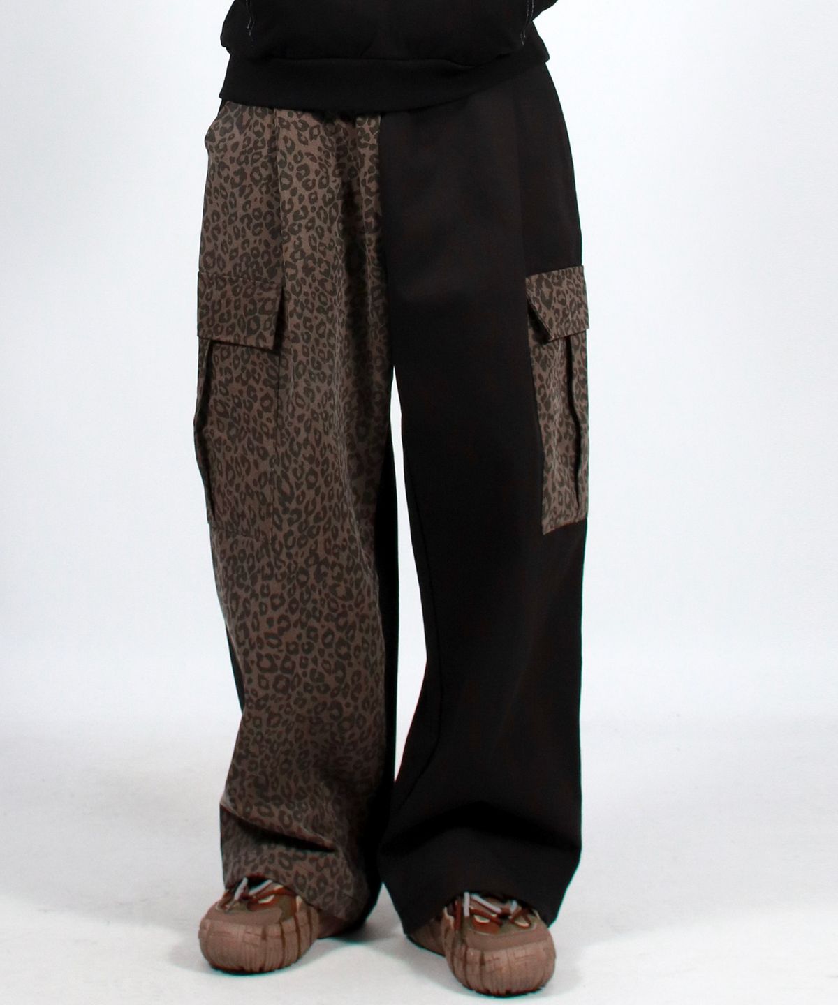 드마크(DEMARC) M Asymmetrical leopard Cargo Wide track pants - Brown & Black