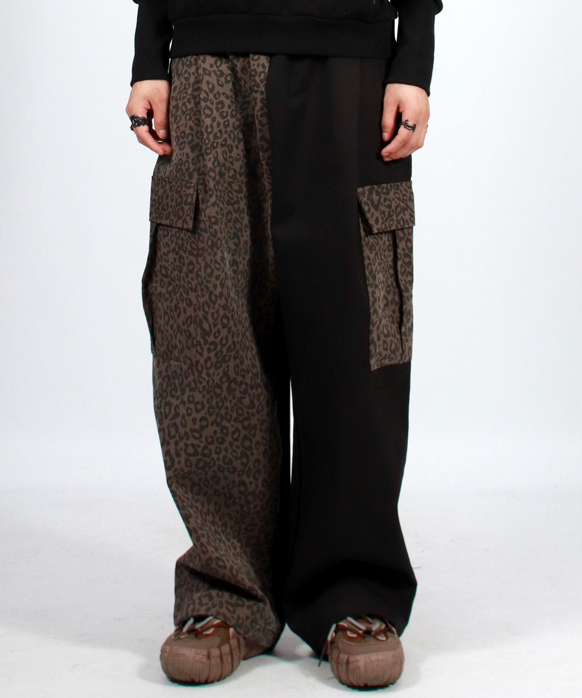 드마크(DEMARC) M Asymmetrical leopard Cargo Wide track pants - Brown & Black