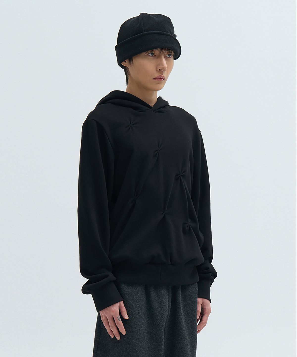 카사카사(KASAKASA) Sculpted Pleat Hoodie Black