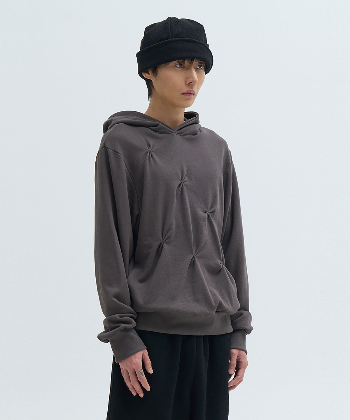 카사카사(KASAKASA) Sculpted Pleat Hoodie Charcoal