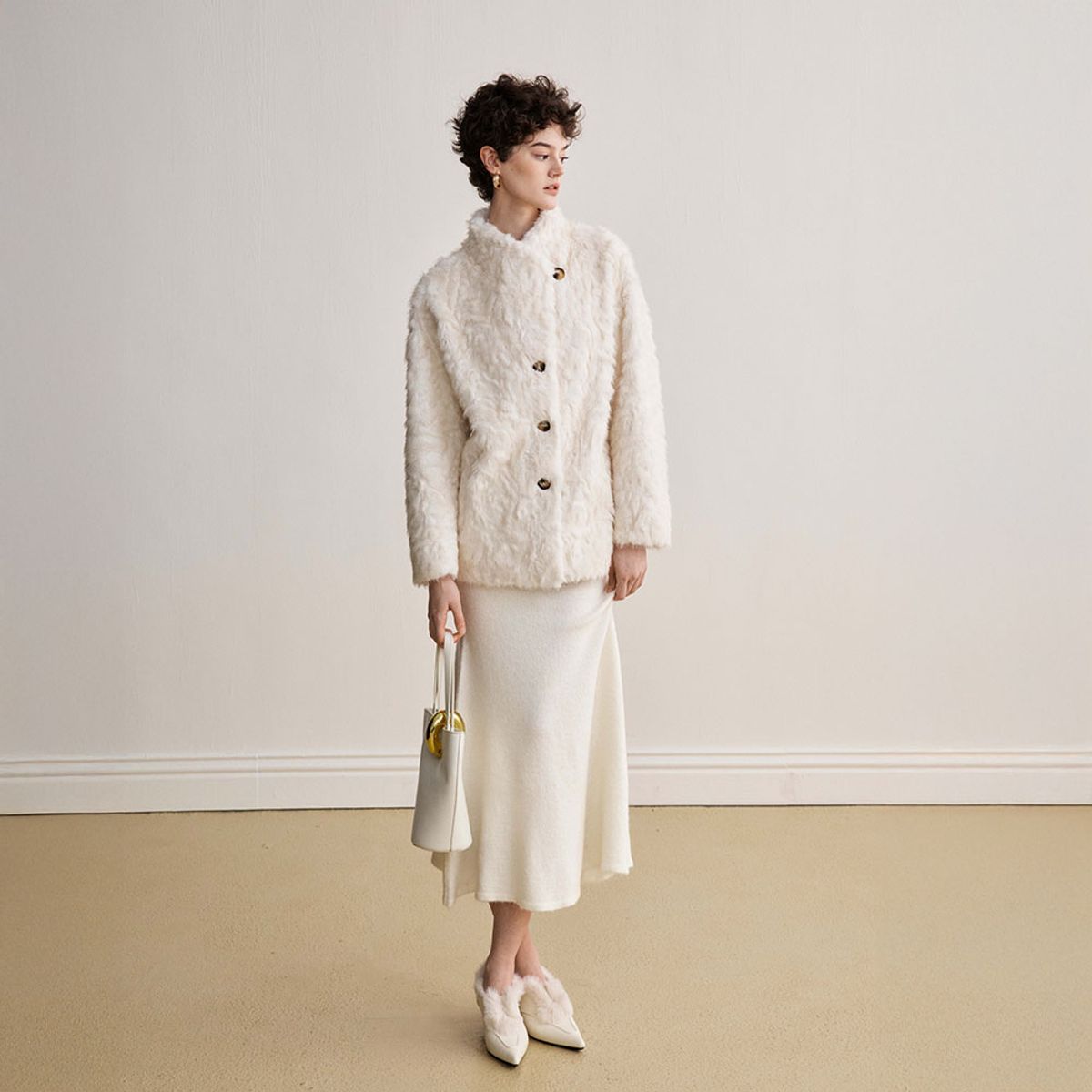 와이와이아이엠(YYIAM) YY_Vintage white fur coat