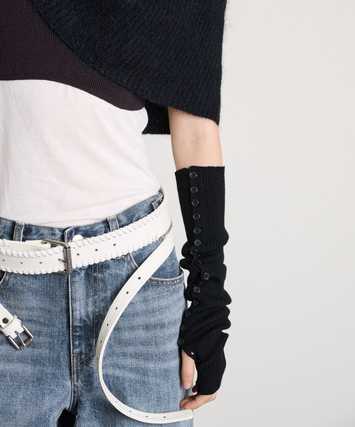 더애틋(THE AÉTUT) Merino Wool Button Detail Warmer_Black