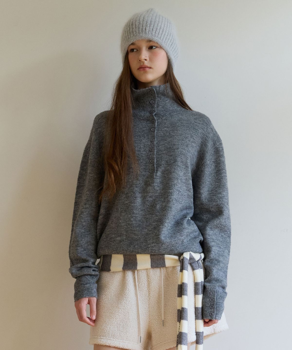 로라로라(ROLAROLA) HIGH NECK BUTTON KNIT CHARCOAL
