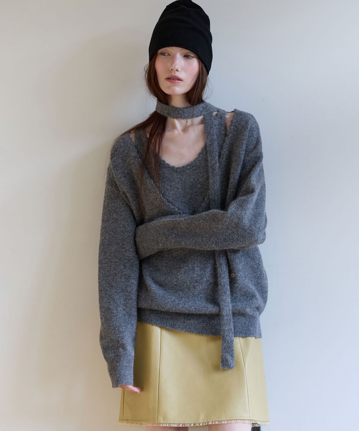 로라로라(ROLAROLA) DEEP V NECK KNIT SET CHARCOAL