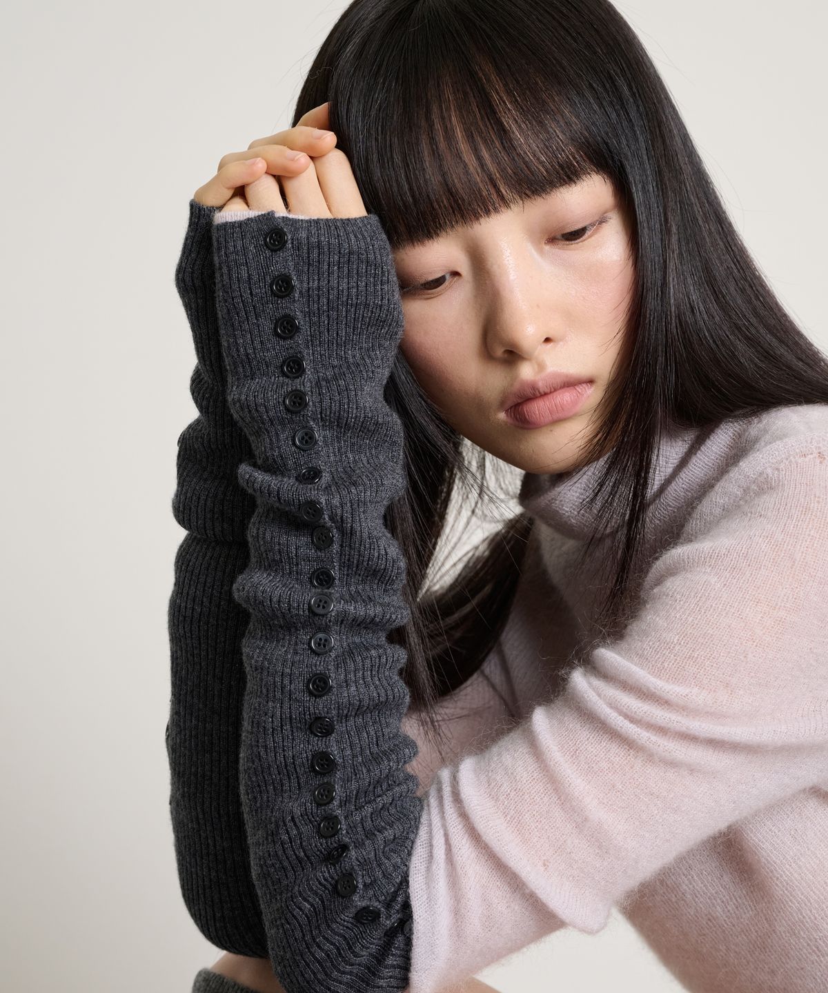 더애틋(THE AÉTUT) Merino Wool Button Detail Warmer_Charcoal