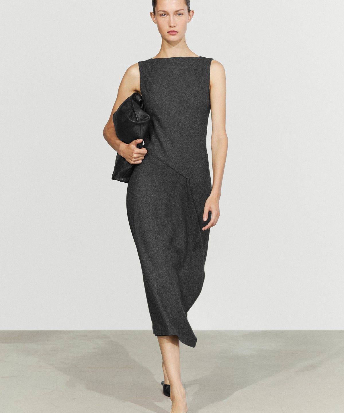 마시모두띠(MASSIMO DUTTI) 드레이프 디테일 비대칭 미디 원피스