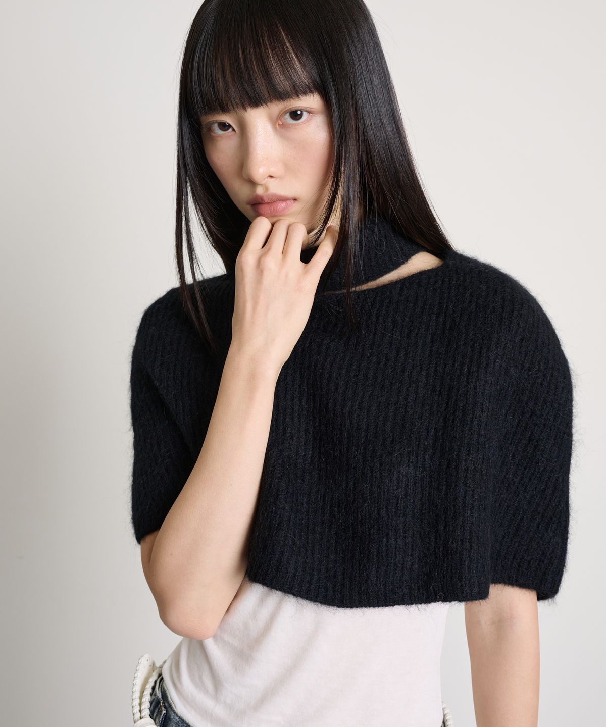 더애틋(THE AÉTUT) Alpaca Wool Cutout Cape_Black