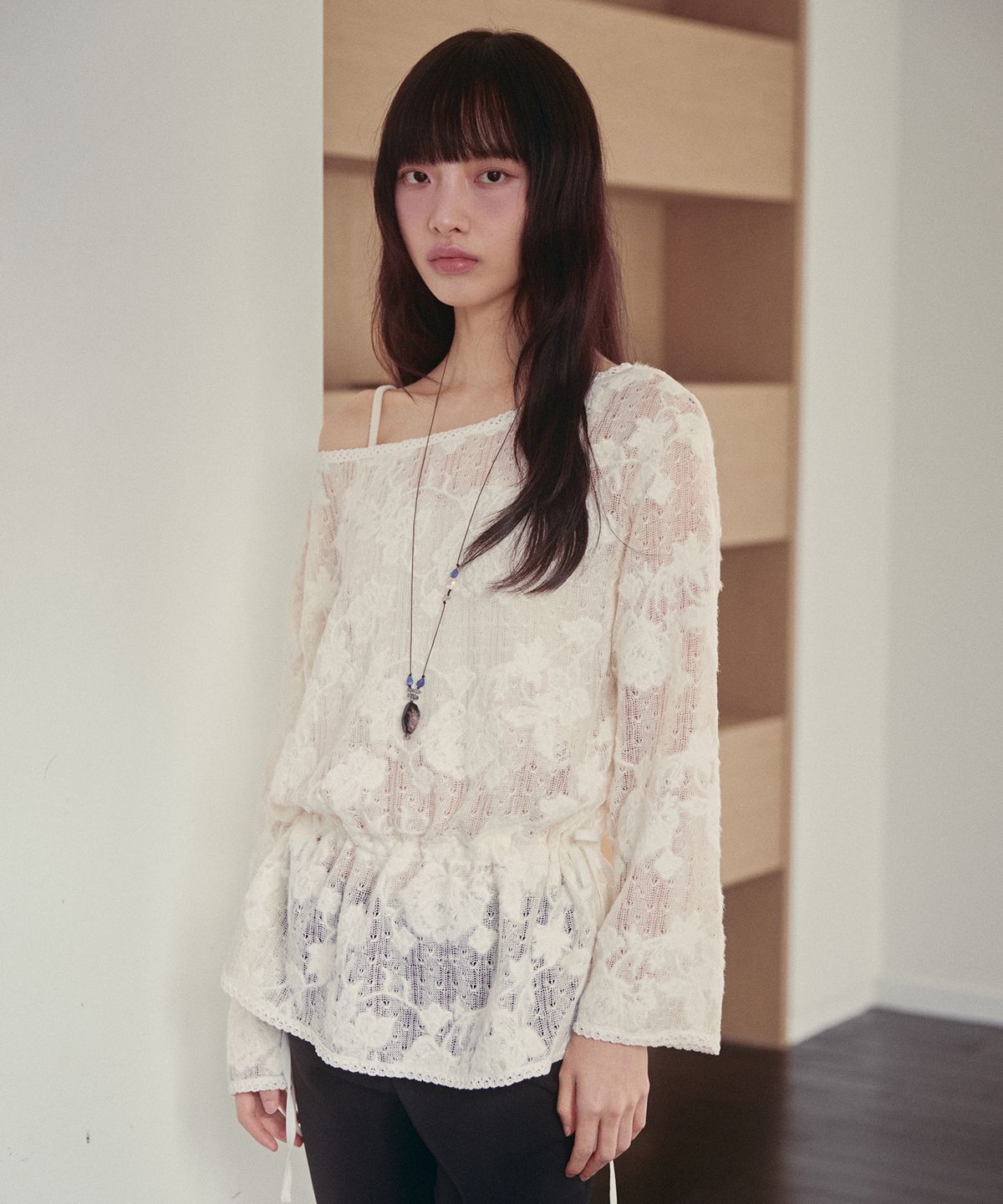 오앨(OUEL) FLORAL LACE DRAWSTRING TOP_IVORY