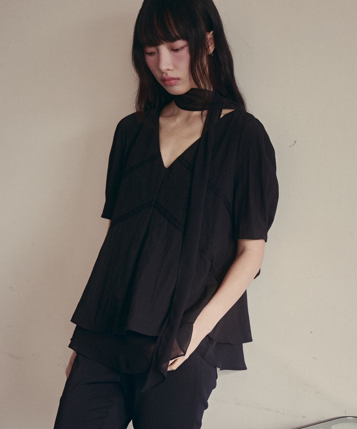 오앨(OUEL) SHEER SCARF SHORT SLEEVE TOP_BLACK
