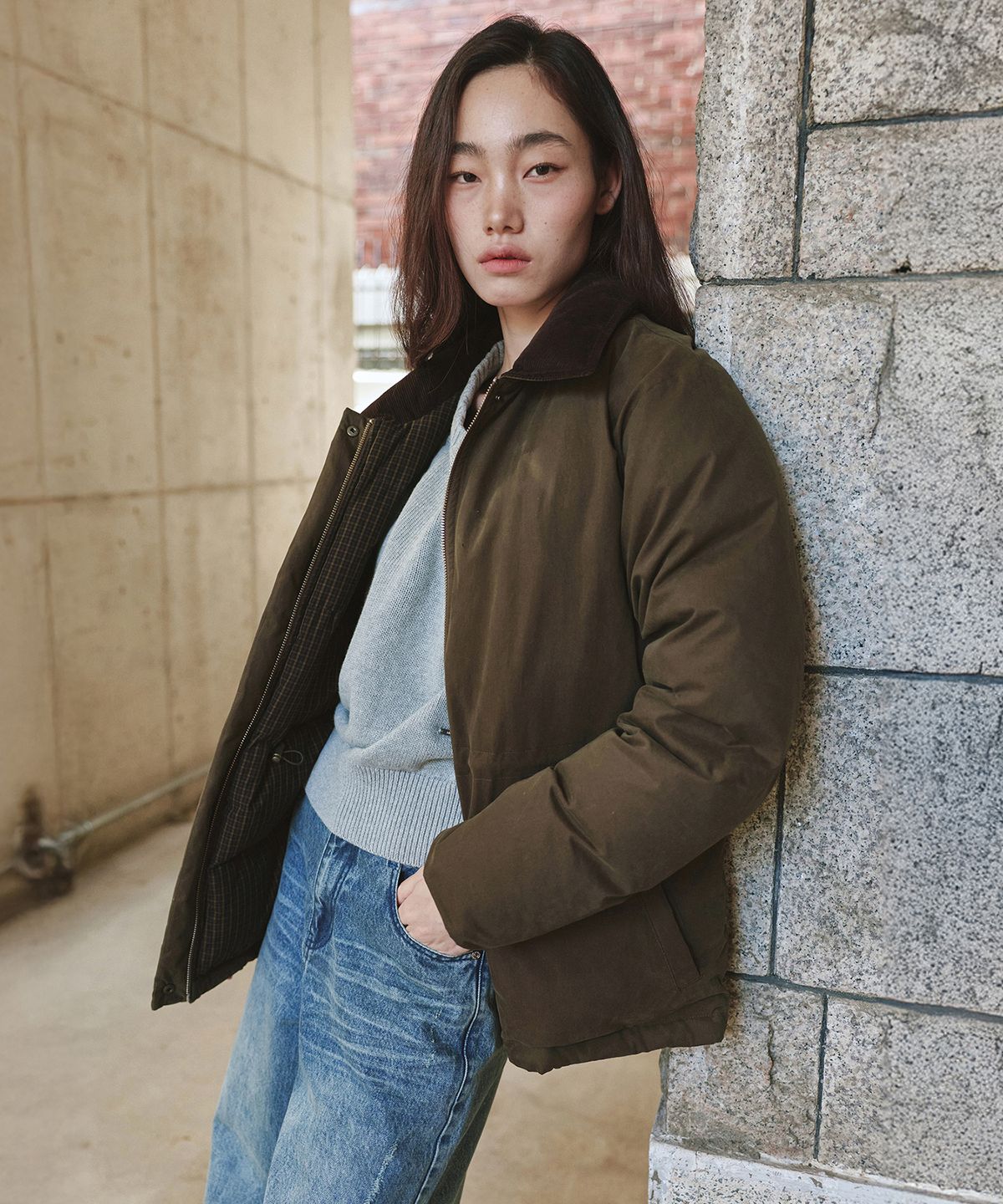 몽돌(MONGDOL) 덕 다운 카라 하프 패딩 브라운 MDJP029BROWN