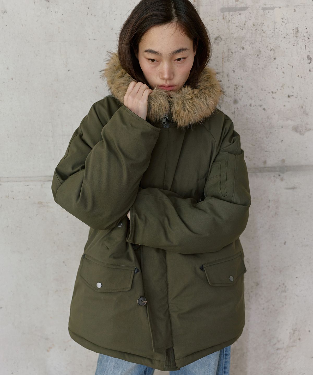 몽돌(MONGDOL) 퍼 후드 야상 하프 패딩 카키 MDJP031KHAKI