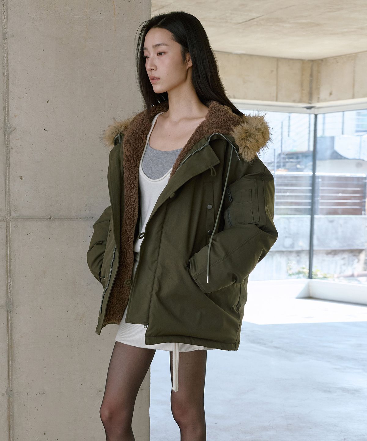 몽돌(MONGDOL) 퍼 후드 야상 하프 패딩 카키 MDJP031KHAKI