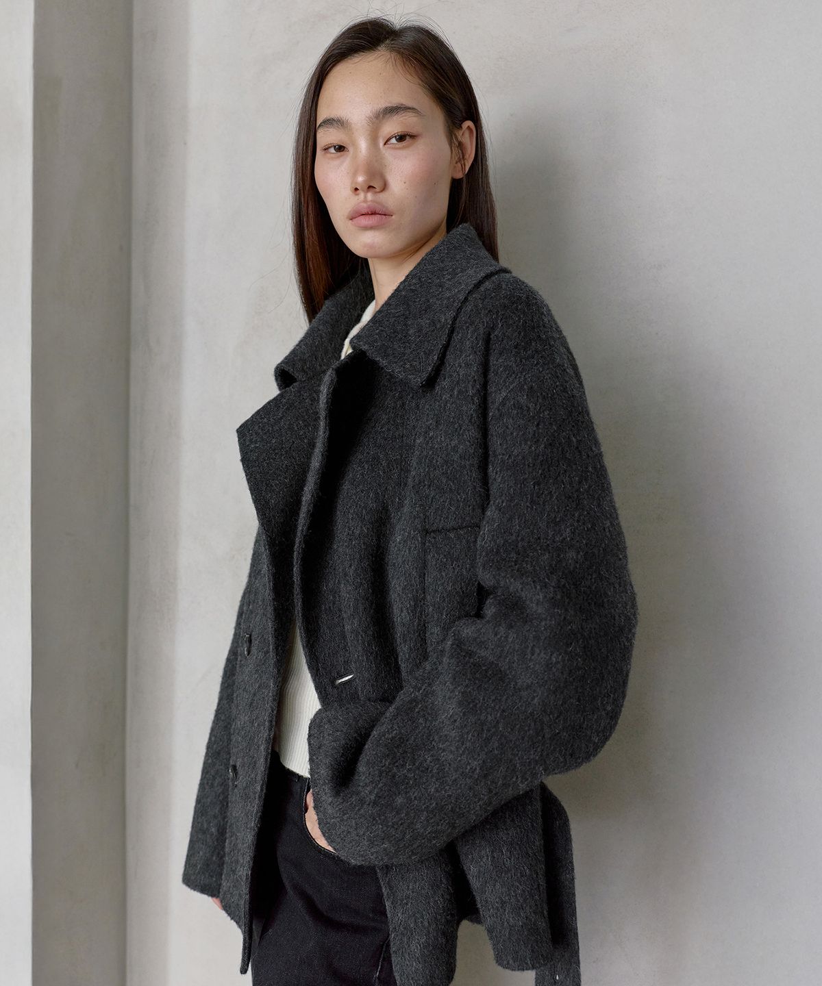 몽돌(MONGDOL) 울 알파카 핸드메이드 벨티드 숏 코트 차콜 MDCT020CHARCOAL