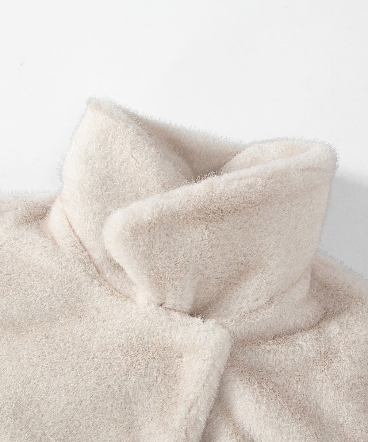 루시르주(LUCIR ZU) Relaxed Faux Mink Fur Jacket (Ivory)