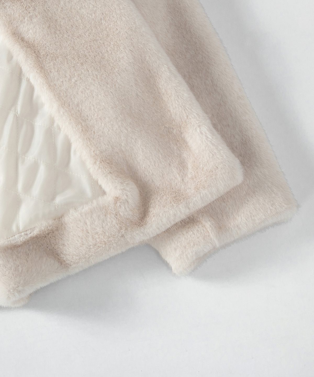 루시르주(LUCIR ZU) Relaxed Faux Mink Fur Jacket (Ivory)