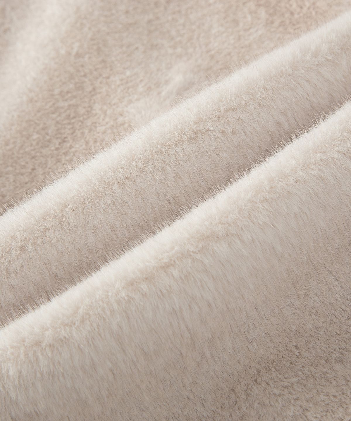 루시르주(LUCIR ZU) Relaxed Faux Mink Fur Jacket (Ivory)