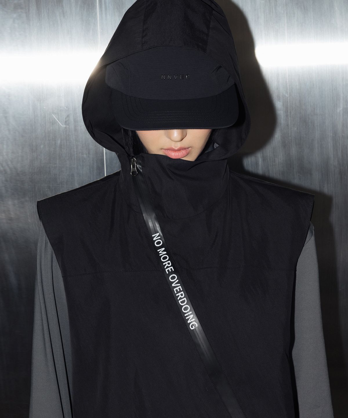 노버(NNVER) 사선지퍼 후드 베스트 (black)