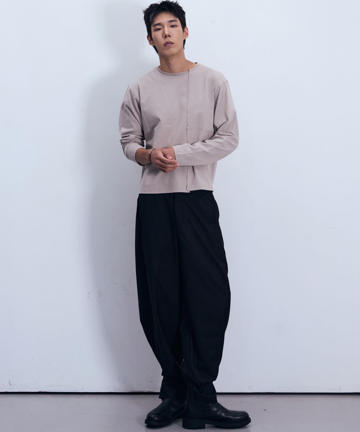 인시에(INSIE) 비대칭 절개 롱슬리브 [베이지 그레이]
