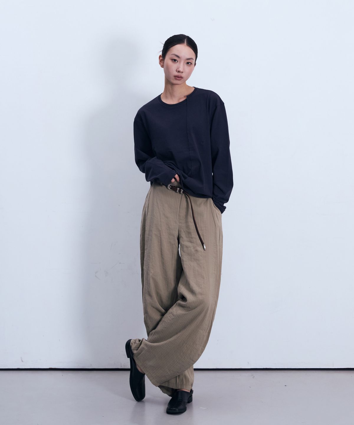 인시에(INSIE) 비대칭 절개 롱슬리브 [워시드네이비]