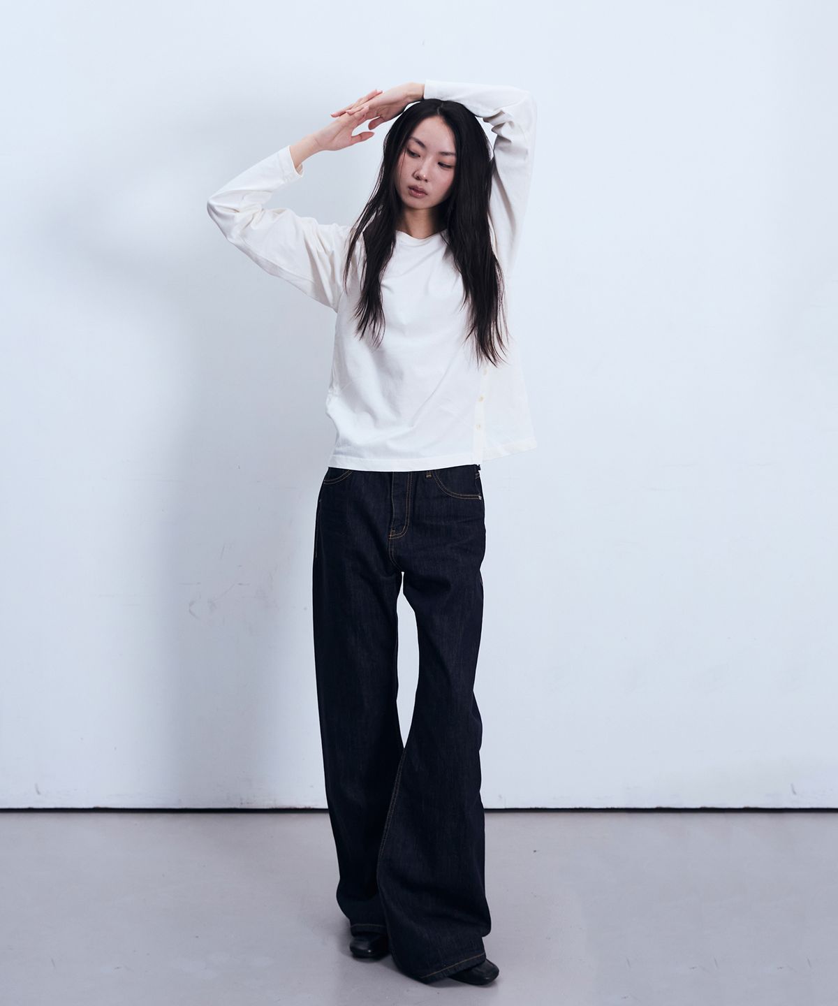 인시에(INSIE) 비대칭 버튼 긴팔 티셔츠 [아이보리]
