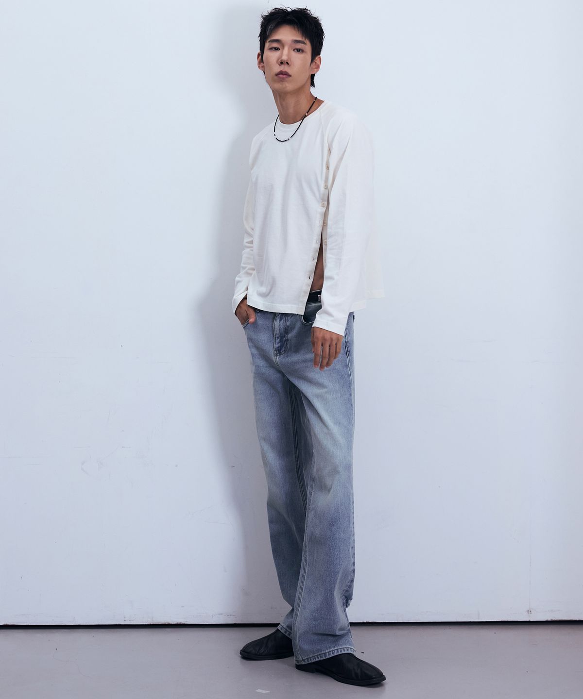 인시에(INSIE) 비대칭 버튼 긴팔 티셔츠 [아이보리]