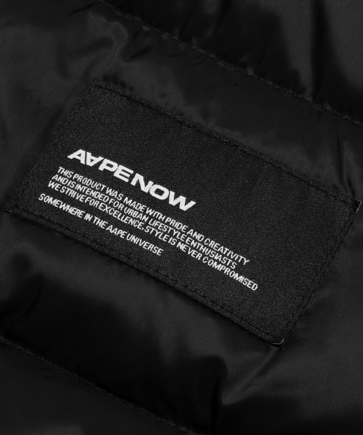 에이프(AAPE) AAPENOW Moonface 다운 베스트 블랙 / AAPDNM7784XXRBKX