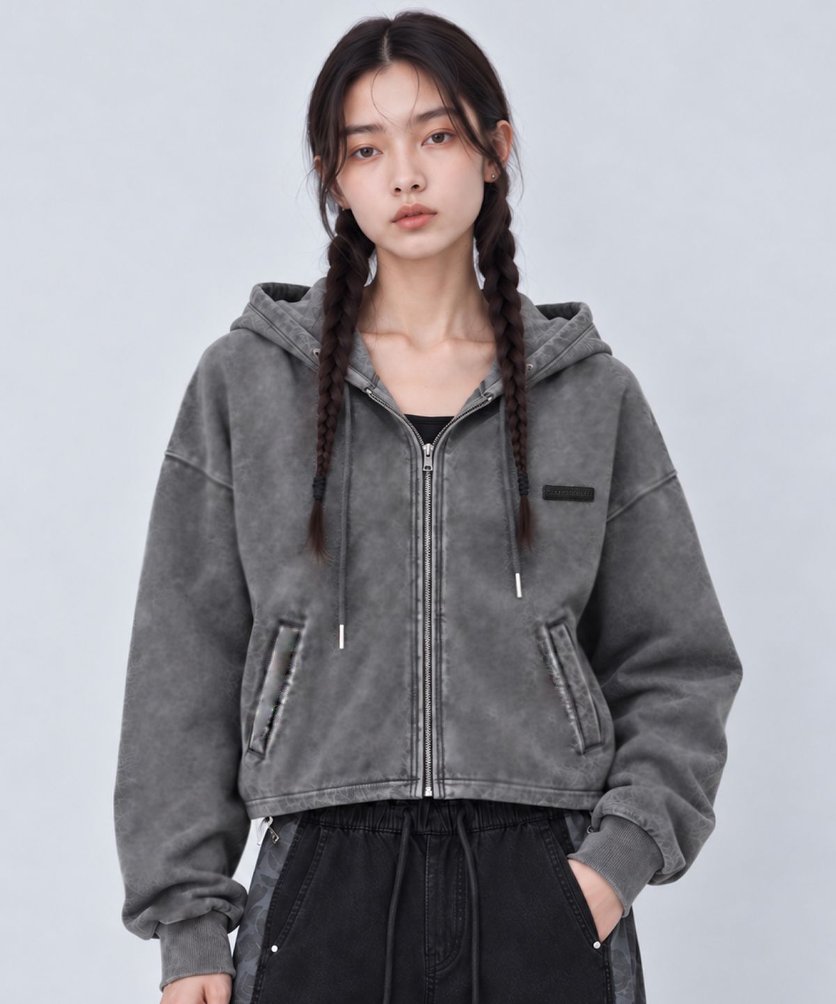크림소다랩(CREAM SODA LAB) 피그먼트 가죽 패치 크롭 후드 집업 차콜