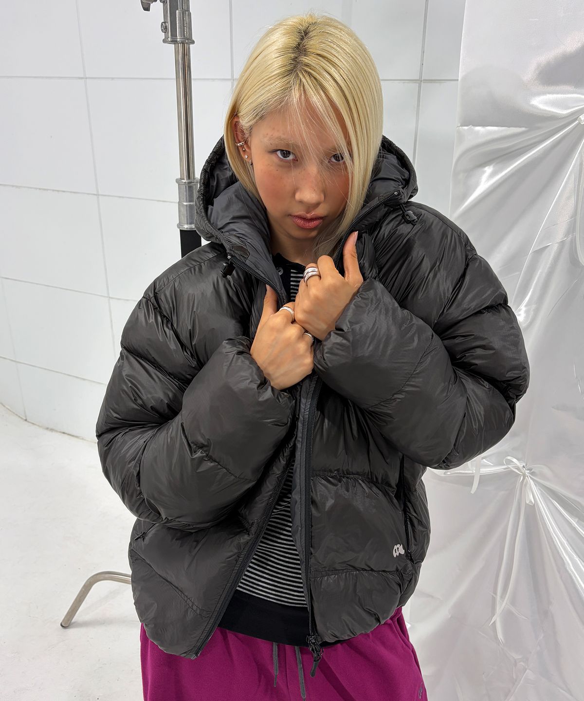 칙스(CHICKS) 커브 퀼팅 후디드 푸퍼 패딩 블랙