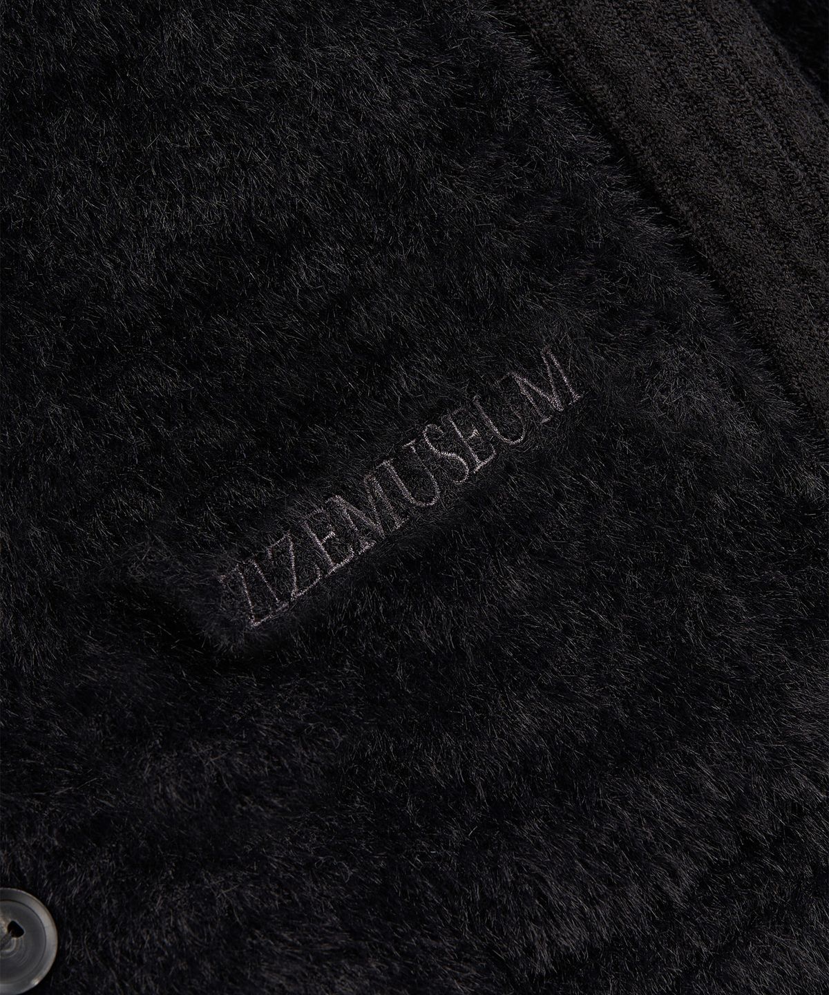 지제뮤지엄(ZIZEMUSEUM) CROPPED HIGH NECK KNIT ZIP-UP (BLACK)