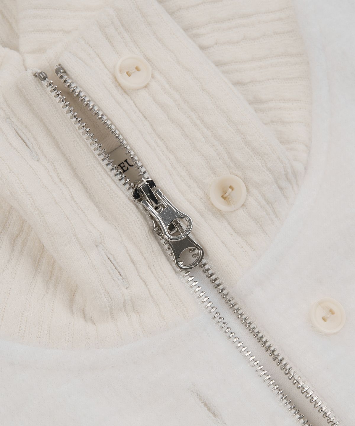 지제뮤지엄(ZIZEMUSEUM) CROPPED HIGH NECK KNIT ZIP-UP (WHITE)