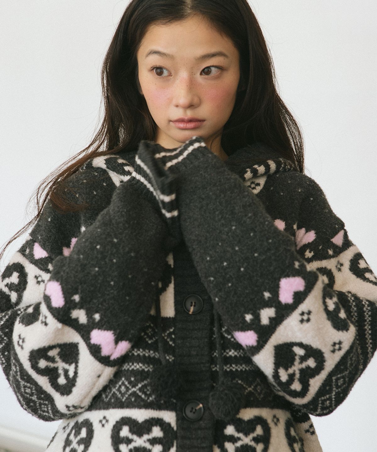 카비시(CAVISH) SKULL HEART NORDIC KNIT CARDIGAN CHARCOAL(CV2GFUK680A)