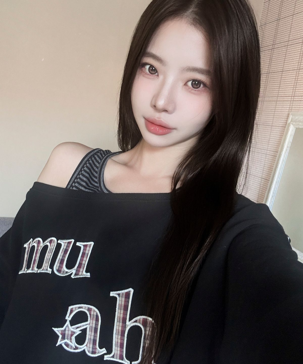 무아무아(MUAHMUAH) 오프숄더 아플리케 크롭 맨투맨 [블랙]