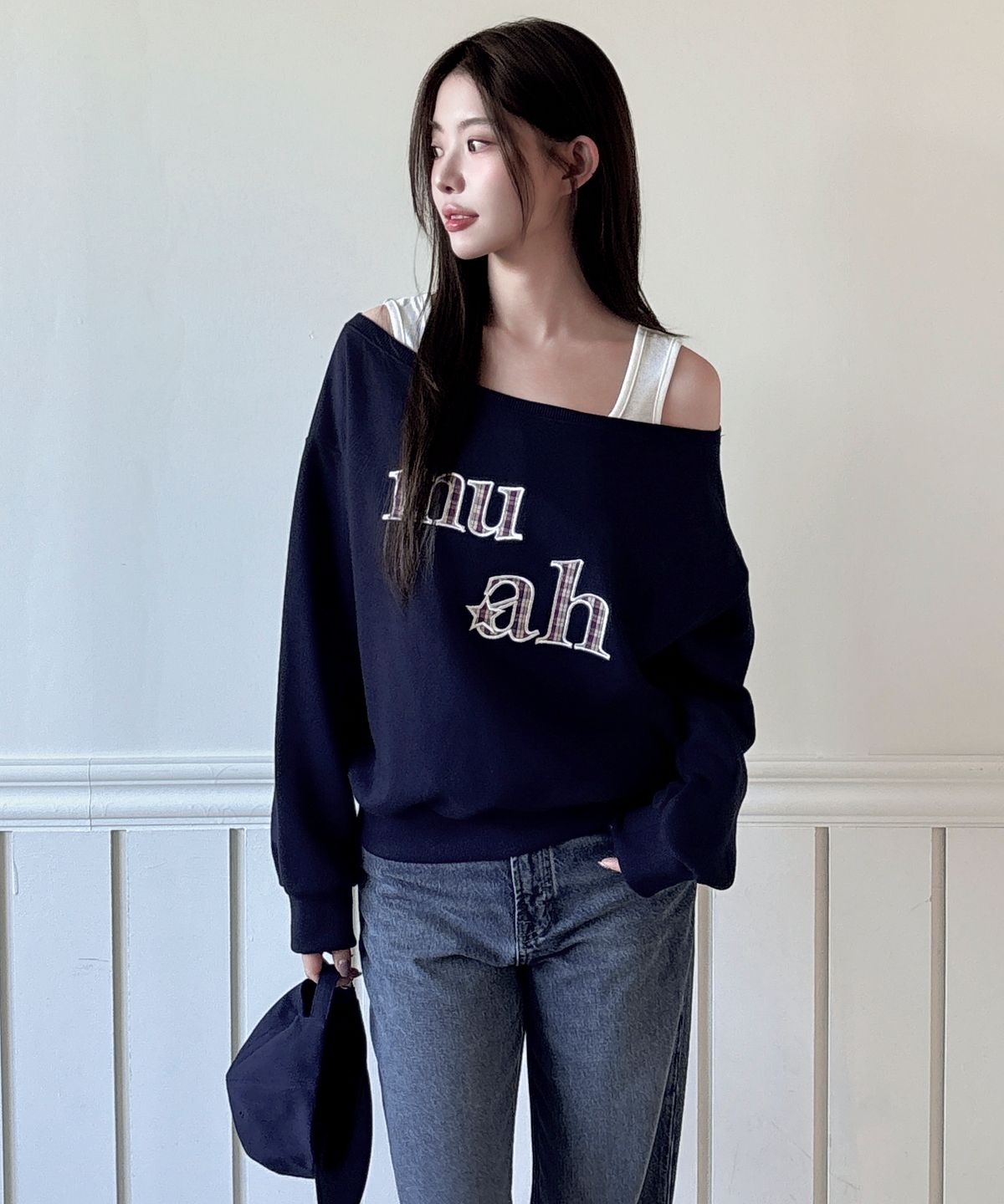 무아무아(MUAHMUAH) 오프숄더 아플리케 크롭 맨투맨 [네이비]