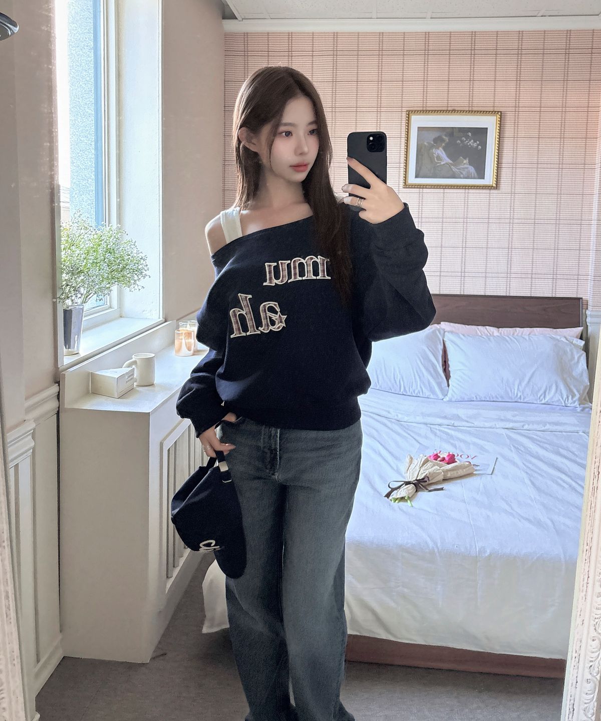 무아무아(MUAHMUAH) 오프숄더 아플리케 크롭 맨투맨 [네이비]