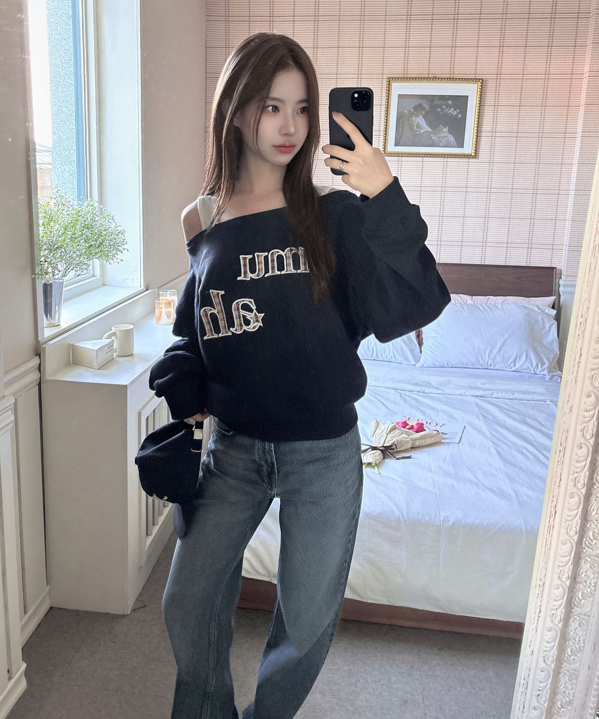 무아무아(MUAHMUAH) 오프숄더 아플리케 크롭 맨투맨 [네이비]