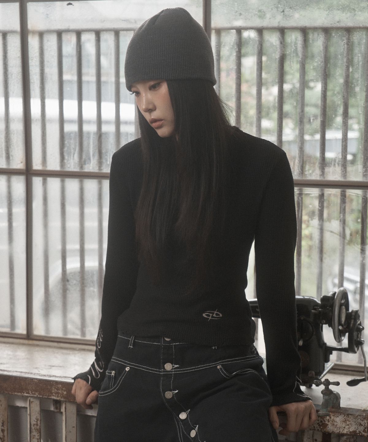 언유즈랩(UNUSEDLAB) 로고 자수 비니 (차콜)