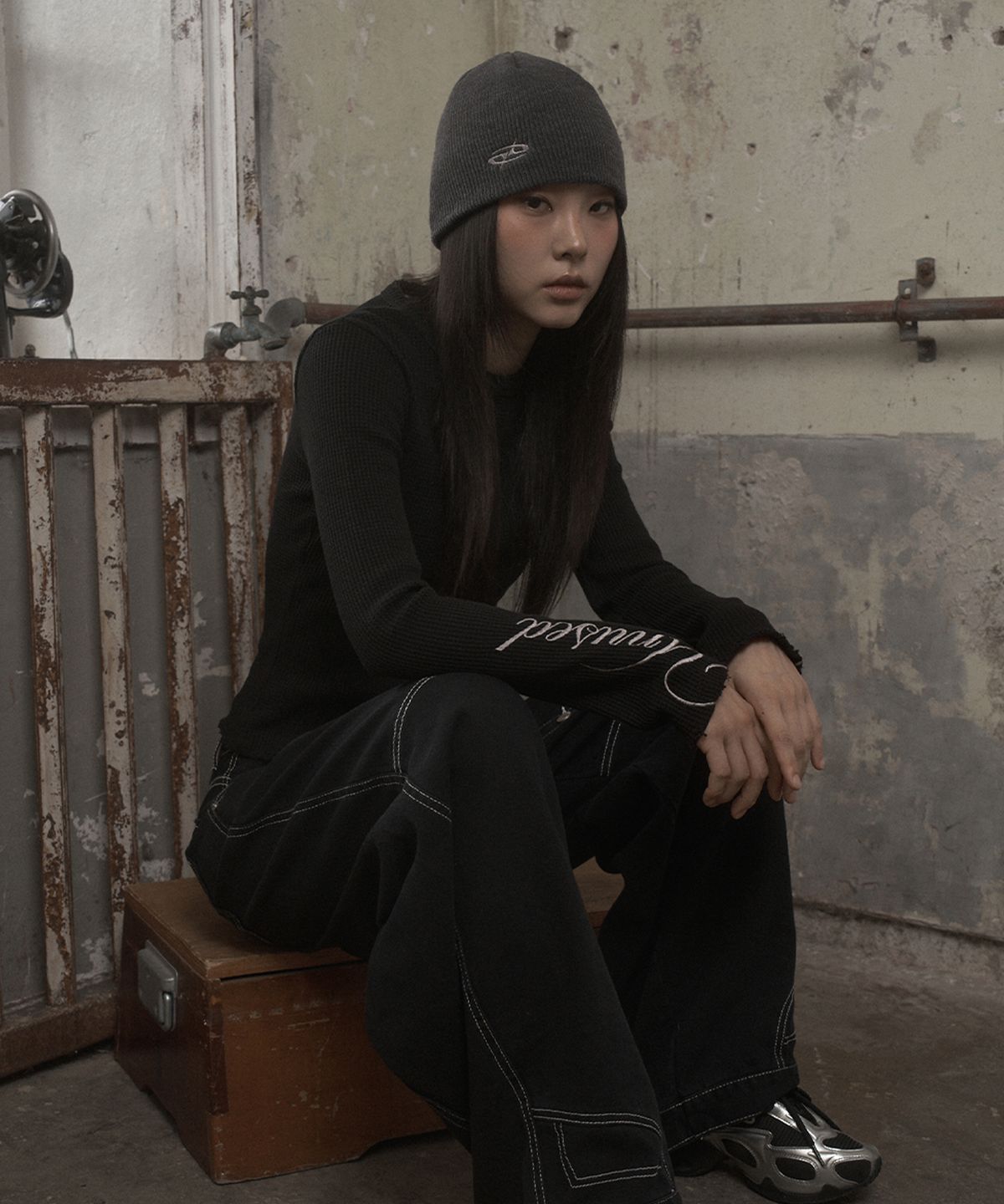 언유즈랩(UNUSEDLAB) 로고 자수 비니 (차콜)