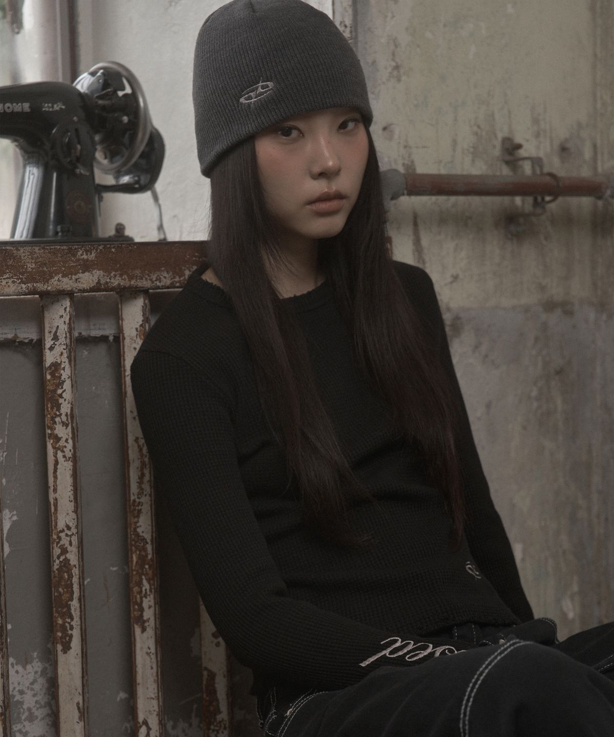 언유즈랩(UNUSEDLAB) 로고 자수 비니 (차콜)
